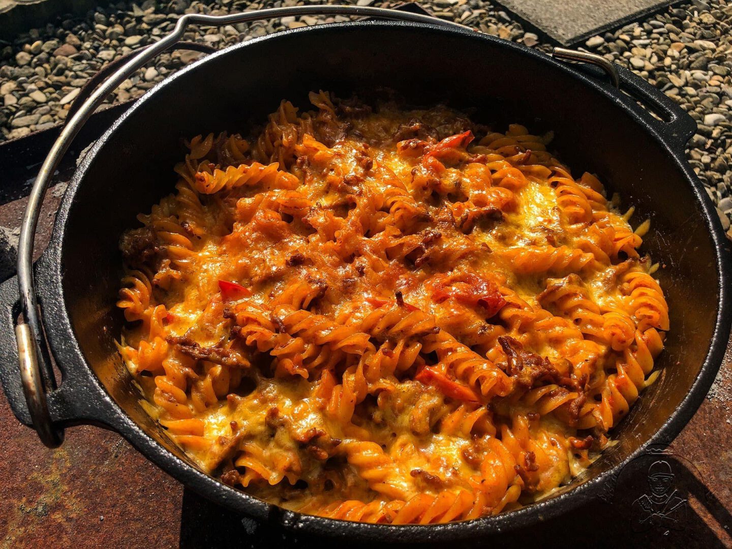 NudelHackfleischAuflauf aus dem Dutch Oven GGGrillen