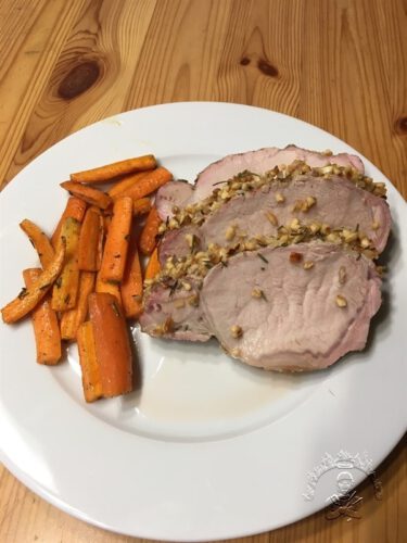 Schweinelendenbraten mit Haselnusskruste &amp; Rosmarinmöhren - GG-Grillen