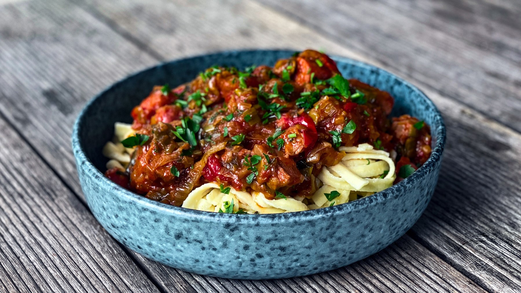 Gulasch vom Schwein mit Porree und Würstle - GG-Grillen